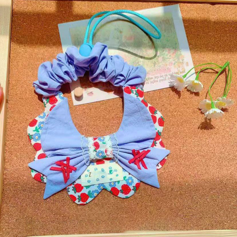 Rugalmasan állítható háromszög alakú bandana macskáknak és kutyáknak
