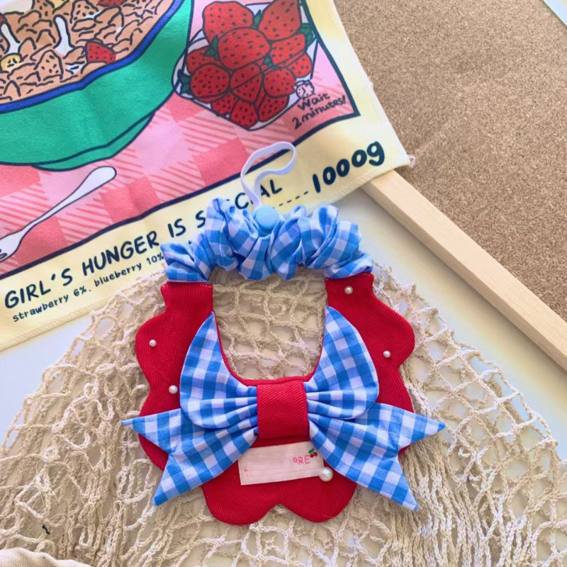 Rugalmasan állítható háromszög alakú bandana macskáknak és kutyáknak