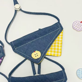 Denim háromszög sál háziállatok számára – rácsos mintázat, univerzális használat, négy évszakos, lazább stílus