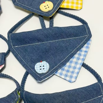 Denim háromszög sál háziállatok számára – rácsos mintázat, univerzális használat, négy évszakos, lazább stílus