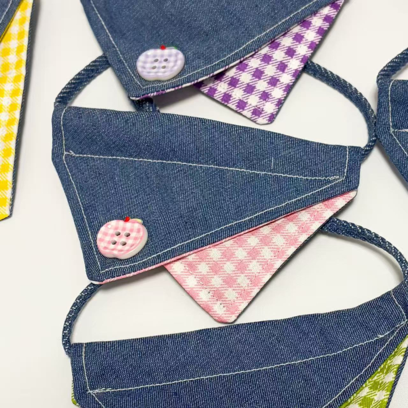 Denim háromszög sál háziállatok számára – rácsos mintázat, univerzális használat, négy évszakos, lazább stílus