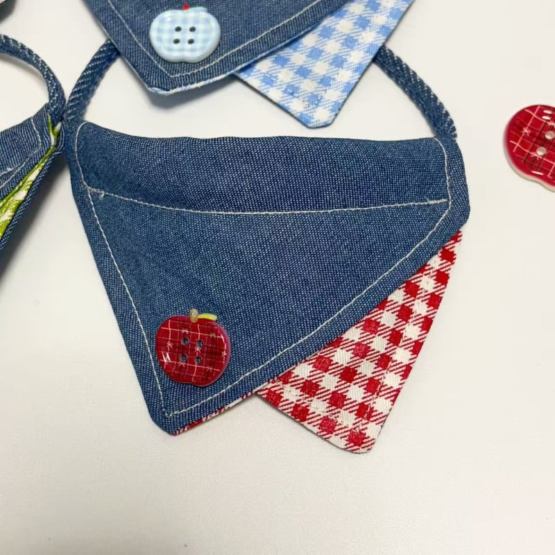 Denim háromszög sál háziállatok számára – rácsos mintázat, univerzális használat, négy évszakos, lazább stílus