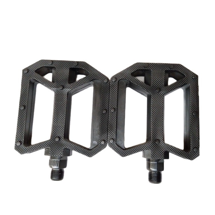 Univerzalne pedale za bicikl – proširena protuklizna površina, nylon konstrukcija, kompatibilno s cestovnim i planinskim biciklima – Model 897-1