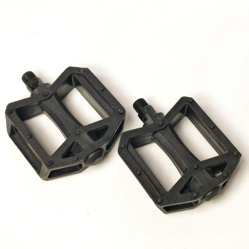 Univerzalne pedale za bicikl – proširena protuklizna površina, nylon konstrukcija, kompatibilno s cestovnim i planinskim biciklima – Model 897-1