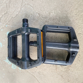 Pedal za planinski bicikl – plastični pedal s širokom licu i čeličnim kugličnim ležajevima, model 11, brend hm