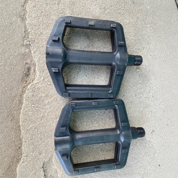 Pedal za planinski bicikl – plastični pedal s širokom licu i čeličnim kugličnim ležajevima, model 11, brend hm