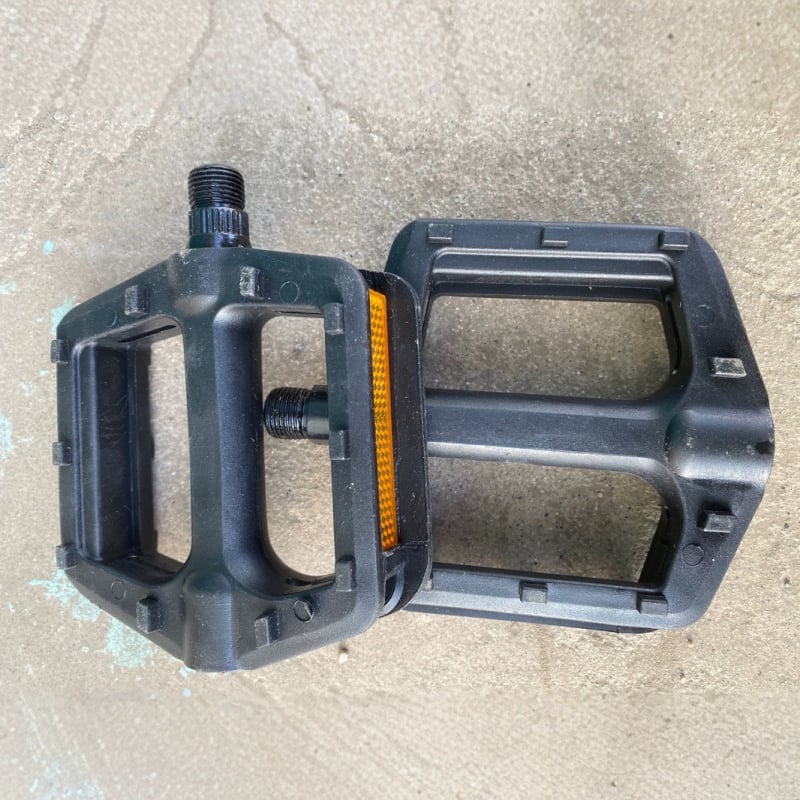 Pedal za planinski bicikl – plastični pedal s širokom licu i čeličnim kugličnim ležajevima, model 11, brend hm