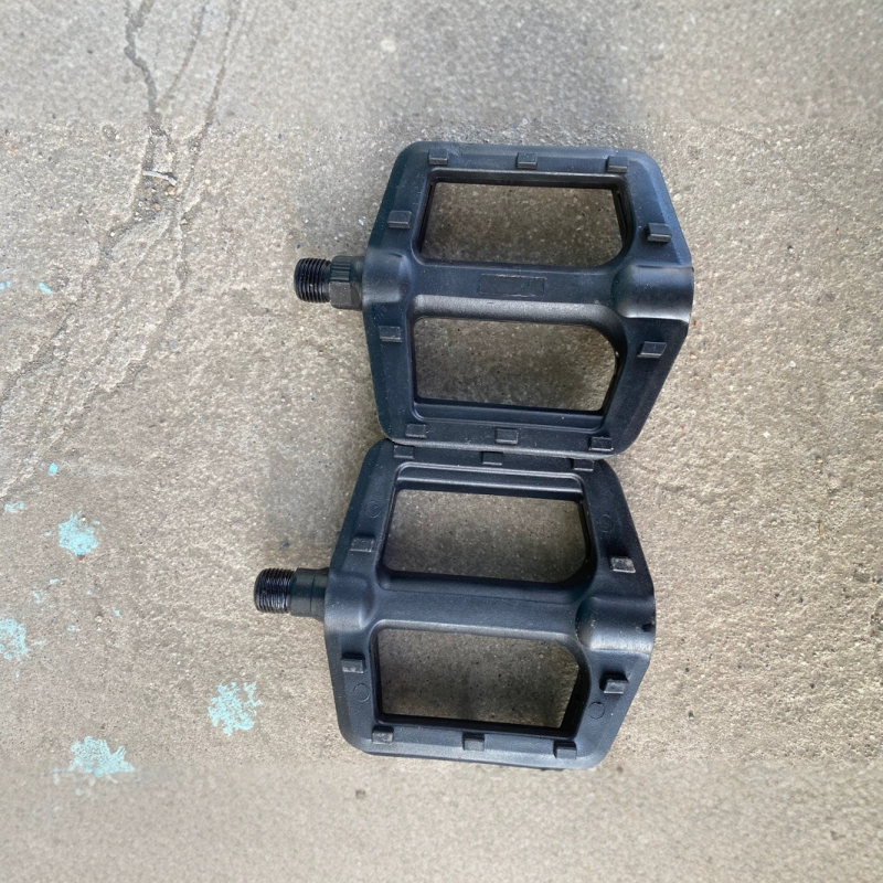 Pedal za planinski bicikl – plastični pedal s širokom licu i čeličnim kugličnim ležajevima, model 11, brend hm