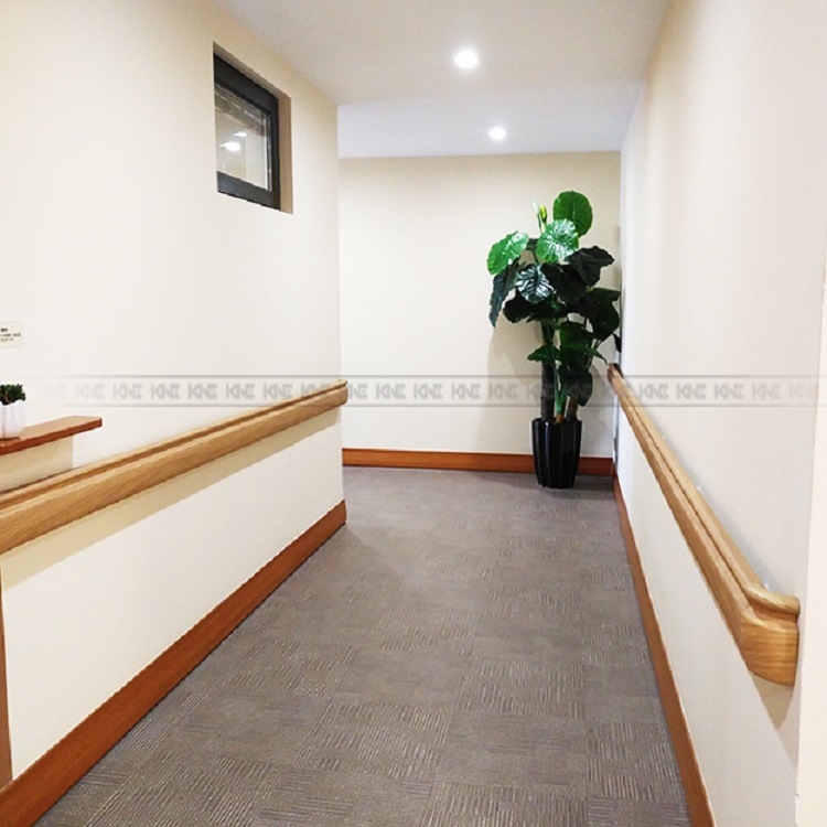 PVC folyosó korlát kórházakhoz, falra szerelhető, ütközésvédő sarokvédővel idősotthonok számára