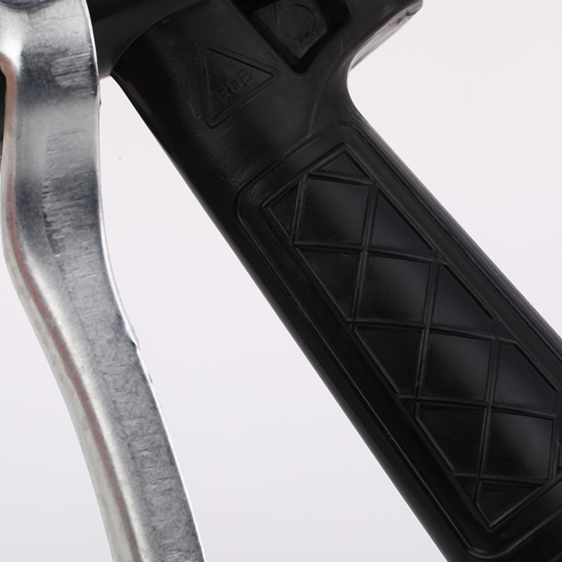 Водоструйка за автомобили с глава с медно покритие и пластмасова дръжка; разстояние на пръскане 10, налягане 10; подходяща за миене на автомобили и поливане на градина