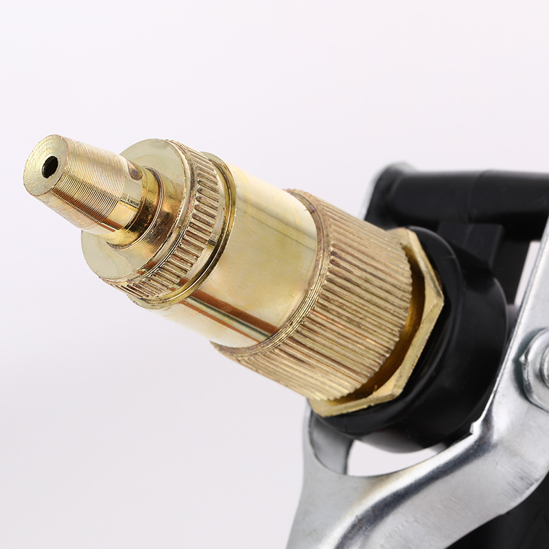 Водоструйка за автомобили с глава с медно покритие и пластмасова дръжка; разстояние на пръскане 10, налягане 10; подходяща за миене на автомобили и поливане на градина