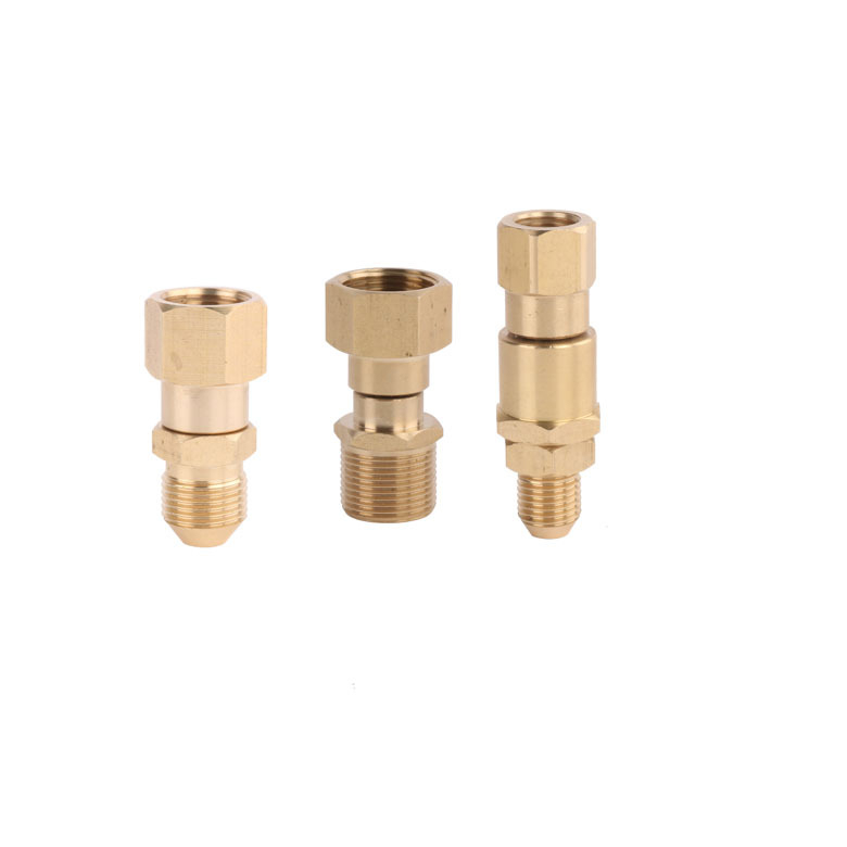 Magasnyomású mosó feje és kezelőrésze réz‑rozsdamentes acélból, 360°-os anti-tekeredés forgócsukló és univerzális csukló, permetezési távolság 10, víznyomás 10