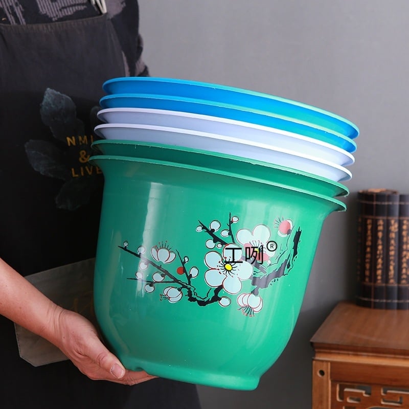 Gyantából készült virágtartó, padlón álló, egyszerű stílusú, otthoni kertészkedéshez.