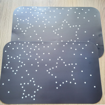 PVC autóablak matricája alfanumerikus mintával, ragasztással történő felhelyezés, logónyomtatás, testreszabás elérhető