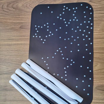 PVC autóablak matricája alfanumerikus mintával, ragasztással történő felhelyezés, logónyomtatás, testreszabás elérhető