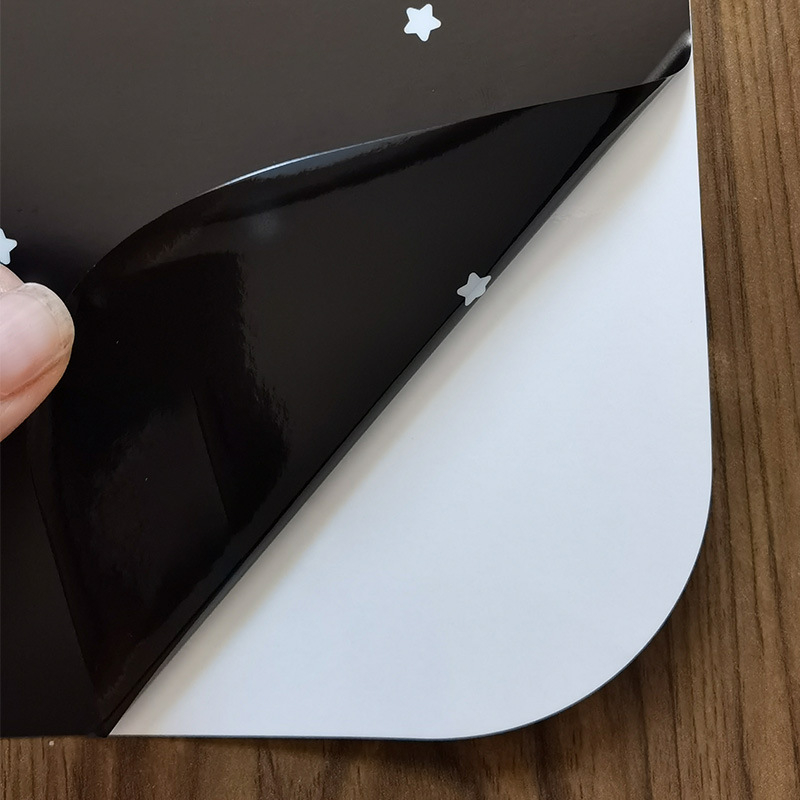 PVC autóablak matricája alfanumerikus mintával, ragasztással történő felhelyezés, logónyomtatás, testreszabás elérhető