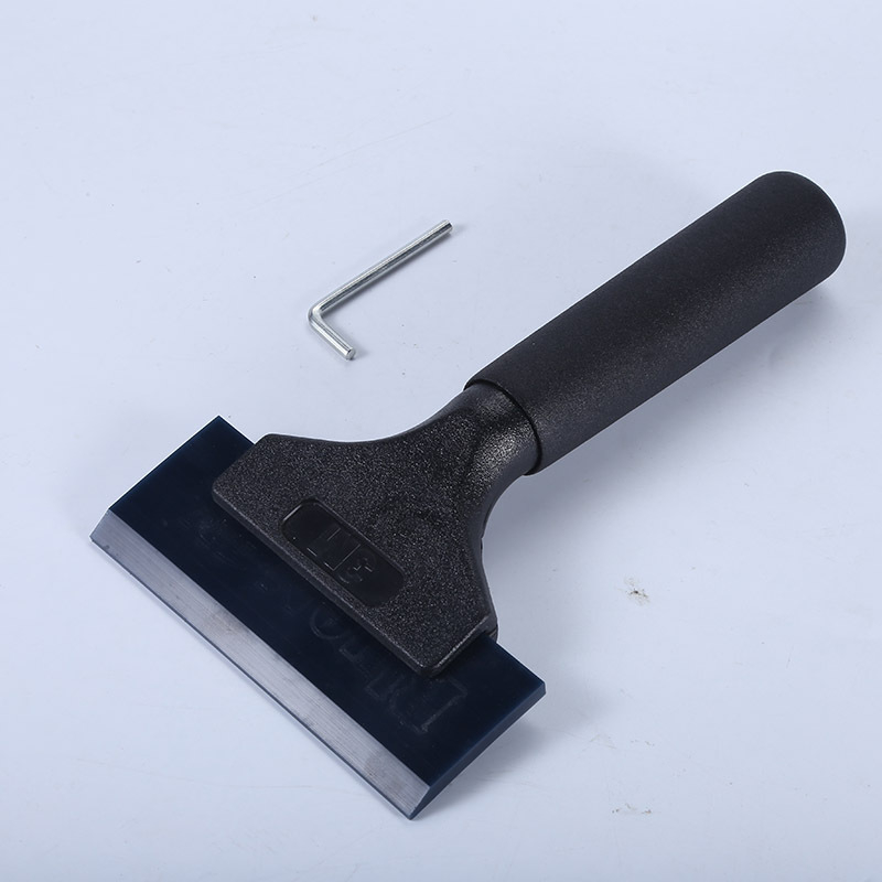 Autófóliához készült kaparó hosszú nyéllel, műanyag testtel és Oxford szalaggal