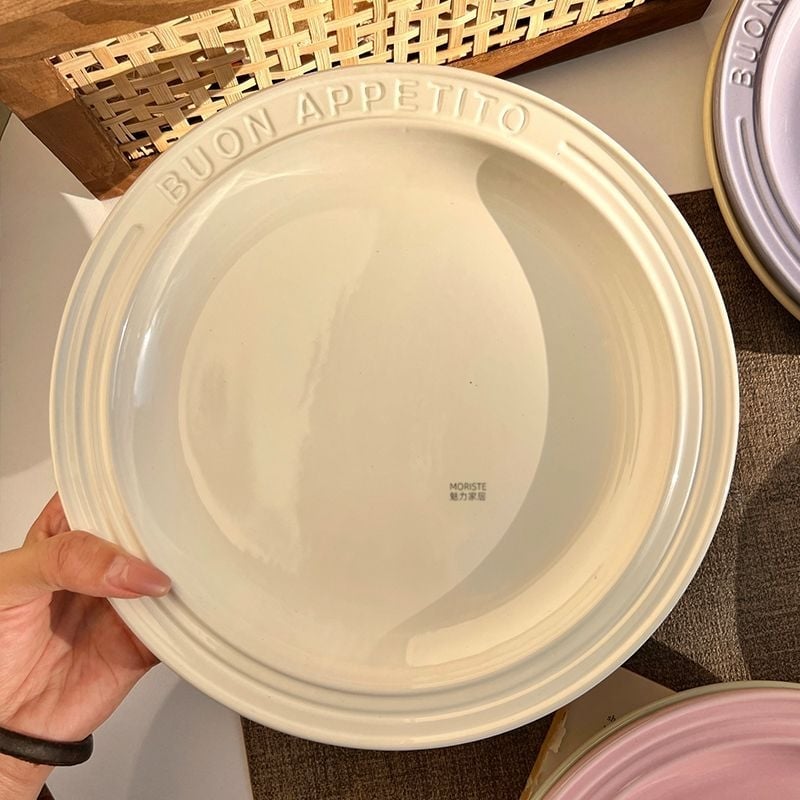 Κεραμικό επίπεδο πιάτο με χαραγμένη επιφάνεια και ανάγλυφα γράμματα, στρογγυλό σχήμα, μοντέρνο στυλ απλότητας