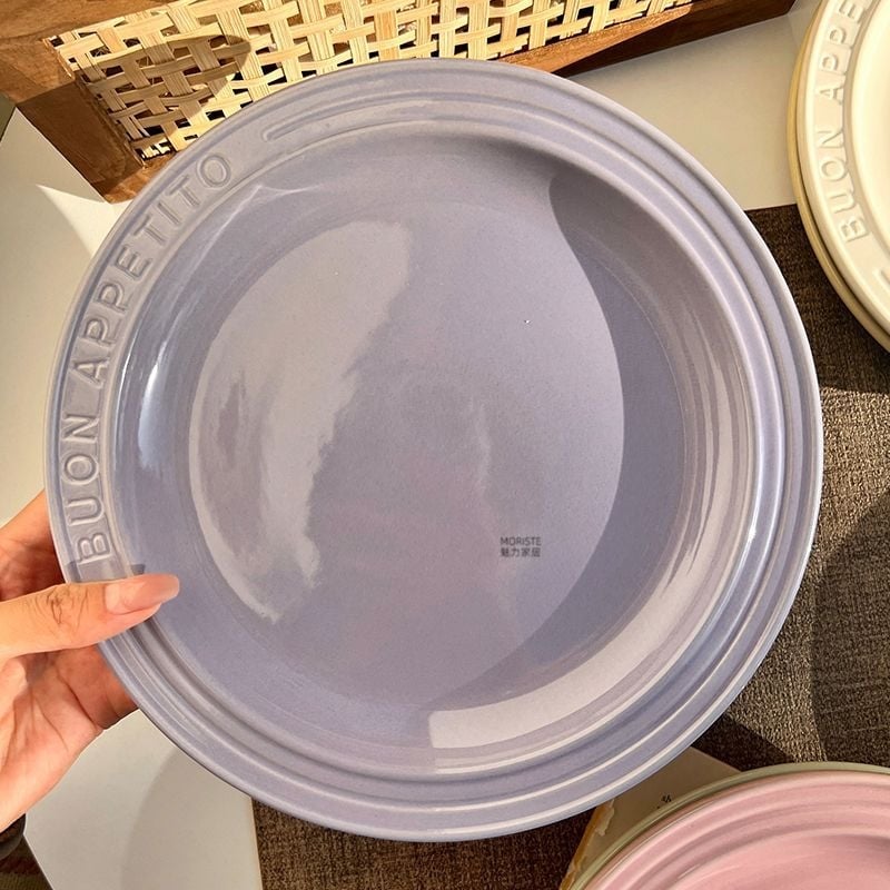 Κεραμικό επίπεδο πιάτο με χαραγμένη επιφάνεια και ανάγλυφα γράμματα, στρογγυλό σχήμα, μοντέρνο στυλ απλότητας