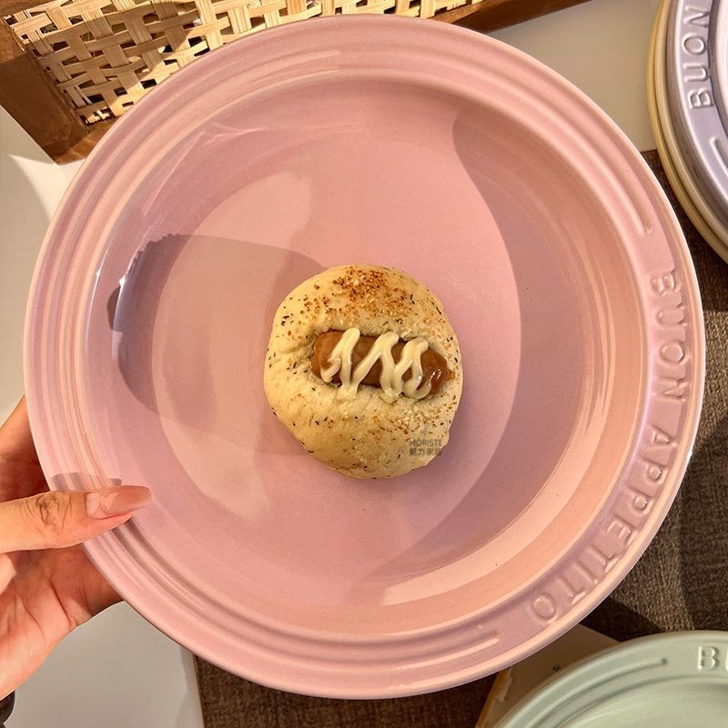 Κεραμικό επίπεδο πιάτο με χαραγμένη επιφάνεια και ανάγλυφα γράμματα, στρογγυλό σχήμα, μοντέρνο στυλ απλότητας