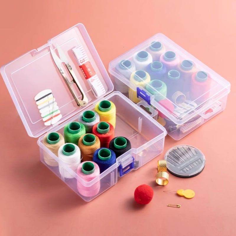 Hordozható zsebvarró doboz átlátszó tárolórekesszel és tű- és cérnaszettel