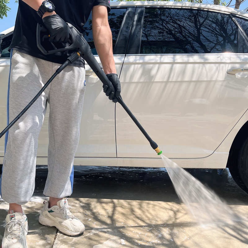 Visokotlačni pištolj za pranje automobila – glava od aluminija i inženjerske plastike; drška od inženjerske plastike; domet raspršivanja 2 m; tlak vode 160 bar (2320 psi)