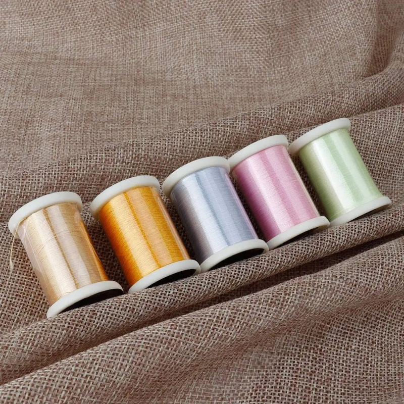 Set šivaćih niti u kutiji, ukupna masa 606 g, moderan kućni stil, elegantan