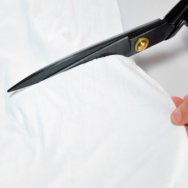 Foarfecă croitorie din oțel mangan, finisaj negru lucios, mâner PVC, cap drept, lamă cu margine obișnuită