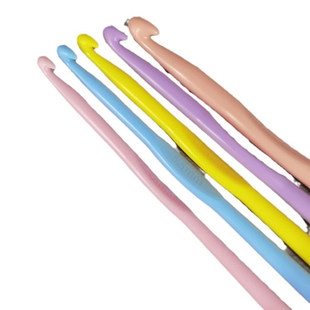 Dyx plastični set kukica za crochet — plastične kukice, sladak stil, 61,3 g