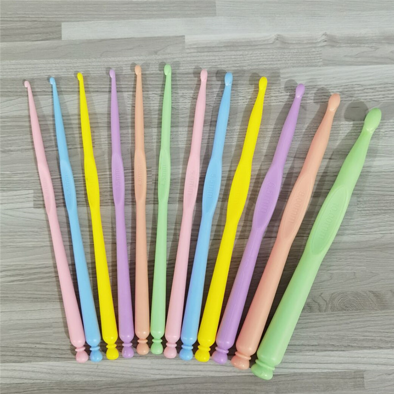 Dyx plastični set kukica za crochet — plastične kukice, sladak stil, 61,3 g