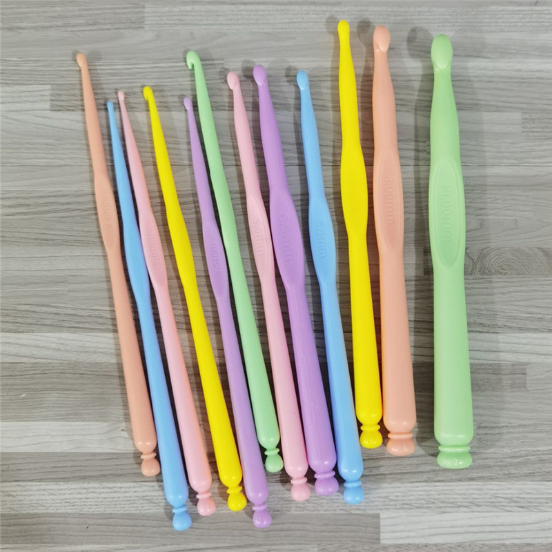 Dyx plastični set kukica za crochet — plastične kukice, sladak stil, 61,3 g