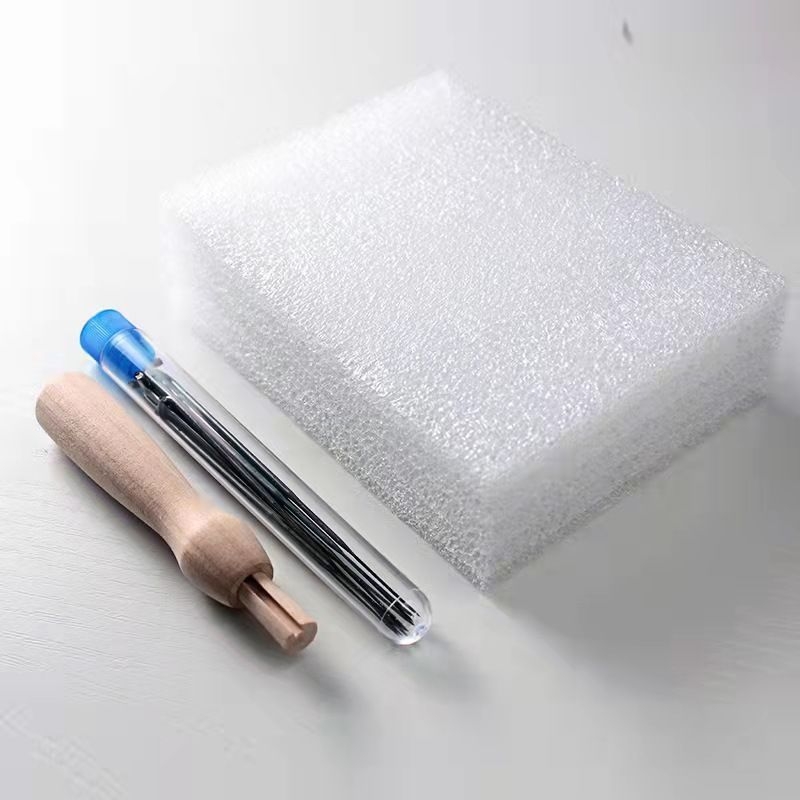Unique DIY set alata za filcanje vunom iglom – s trake od vunenog filca i vunenim kuglicama – modern stil, set materijala