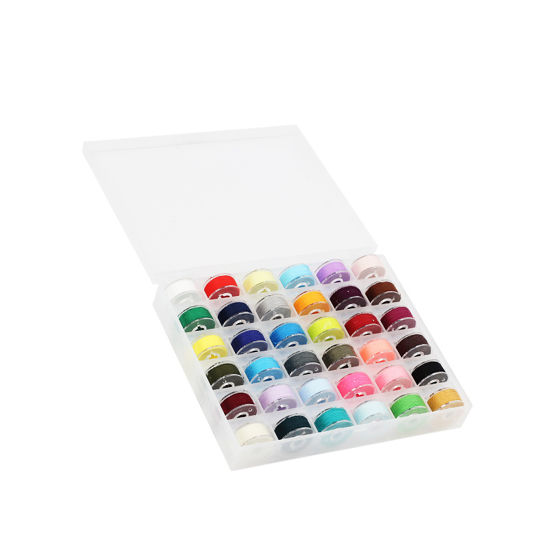 Cloth Three set bobina za šivanje s 36 bobina u prozirnoj plastičnoj kutiji; pakiranje 200 kom; bruto težina 172 g; dimenzije 147×128×26 mm; prilagodba po narudžbi dostupna; licencirana privatna marka