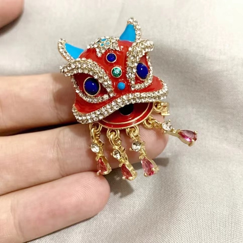 Lavova broš s kristalima, od legure, emajl, kineski stil, književno-retro, unisex, dekorativni pin, zimsko izdanje 2024