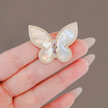 Broșă cu fluture pentru femei — design elegant, motif animal, aliaj, placare electro, accesoriu decorativ (Aliaj; Placare electro; Motif animal; Stil feminin; Broșă)