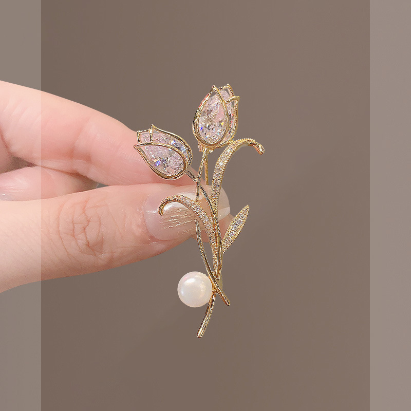 Broșă cu floare din cupru și zirconiu — accesorii feminine în stil light-lux, formă florală, decorativ multifuncțional