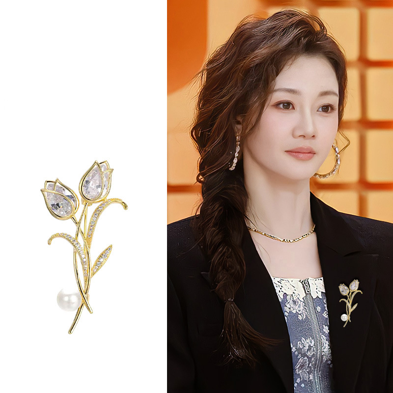 Broșă cu floare din cupru și zirconiu — accesorii feminine în stil light-lux, formă florală, decorativ multifuncțional