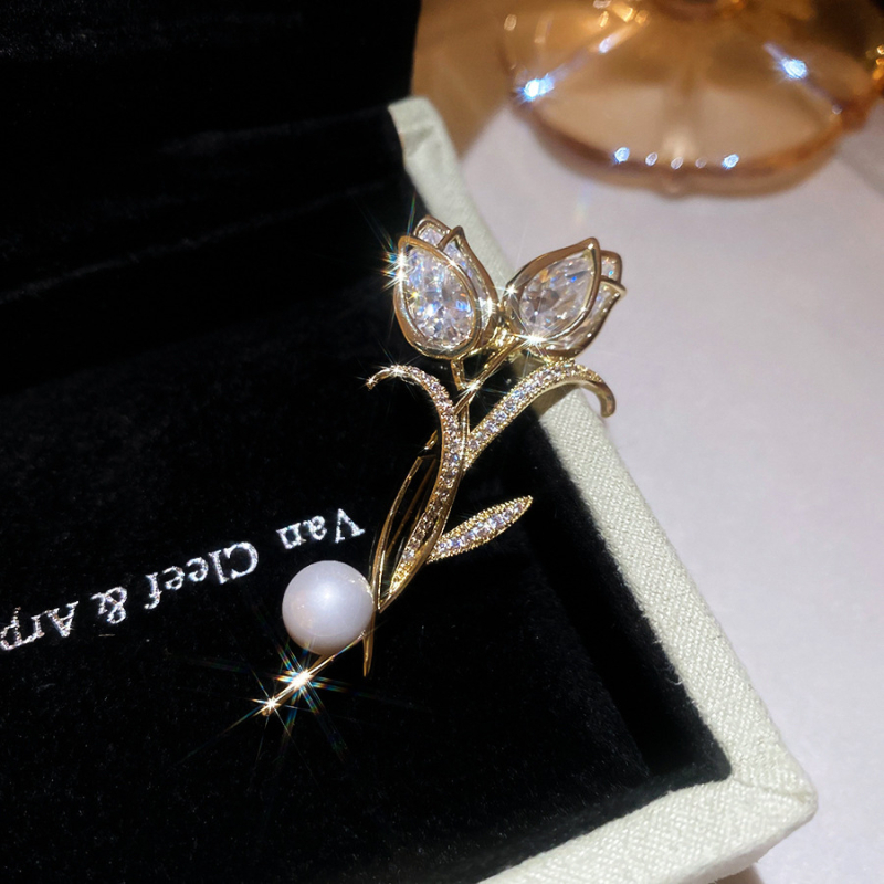 Broșă cu floare din cupru și zirconiu — accesorii feminine în stil light-lux, formă florală, decorativ multifuncțional