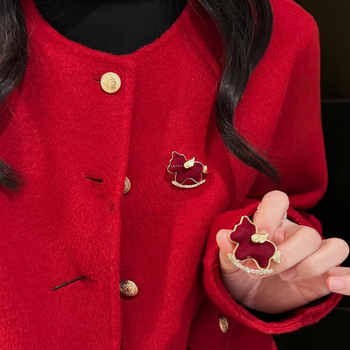 Χειροποίητη γυναικεία καρφίτσα από μείγμα υλικών — στυλ λογοτεχνικό ρετρό, διπλής χρήσης αξεσουάρ για πουλόβερ, μοντέλο 0045