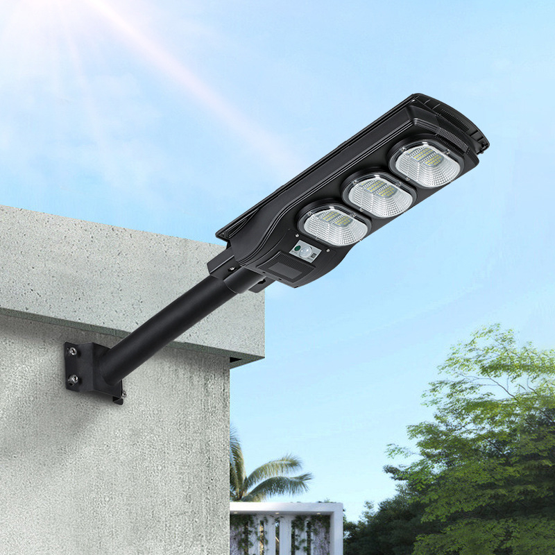 Integrirana solarna ulična svjetiljka, IP65 zaštita, LED pločasti izvor svjetla, snaga 50–300 W, vrijeme osvjetljenja 24–36 sati.