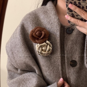 Καρφίτσα με άνθος καμέλια – Υλικό: Ύφασμα, Ηλεκτροπλατίωση, Αγροτικό στυλ