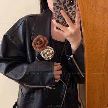 Καρφίτσα με άνθος καμέλια – Υλικό: Ύφασμα, Ηλεκτροπλατίωση, Αγροτικό στυλ