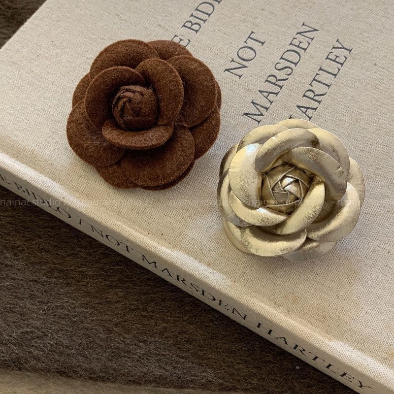 Καρφίτσα με άνθος καμέλια – Υλικό: Ύφασμα, Ηλεκτροπλατίωση, Αγροτικό στυλ