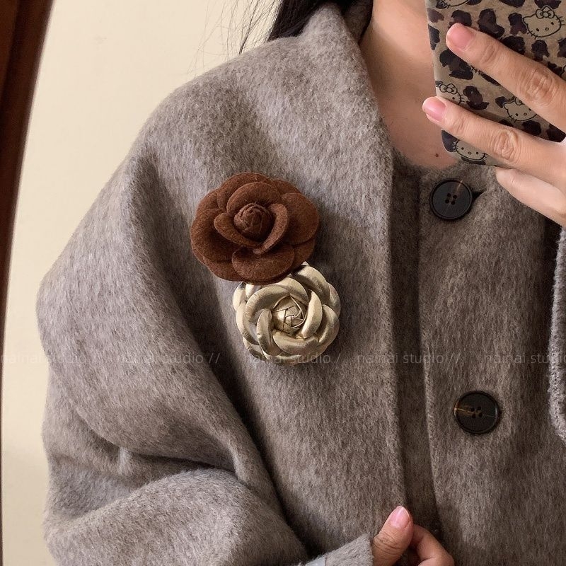 Καρφίτσα με άνθος καμέλια – Υλικό: Ύφασμα, Ηλεκτροπλατίωση, Αγροτικό στυλ