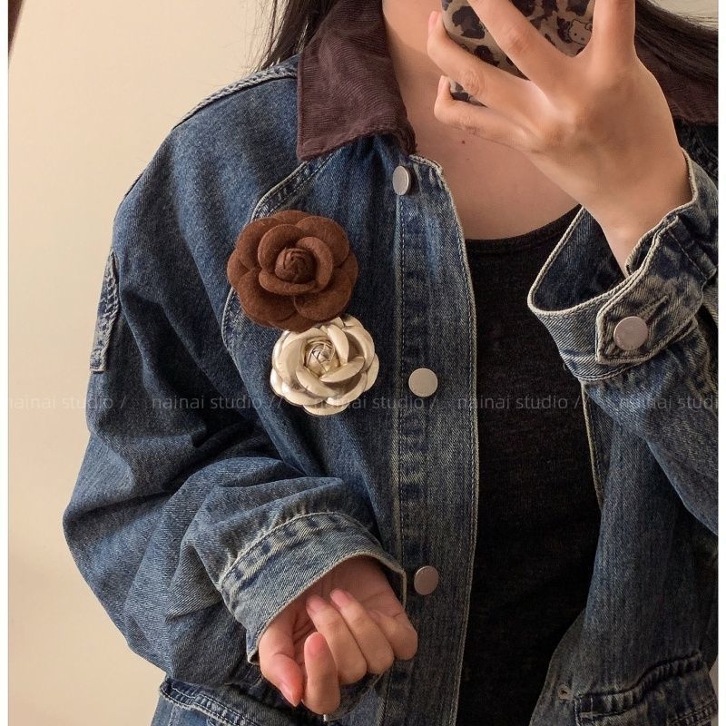 Καρφίτσα με άνθος καμέλια – Υλικό: Ύφασμα, Ηλεκτροπλατίωση, Αγροτικό στυλ