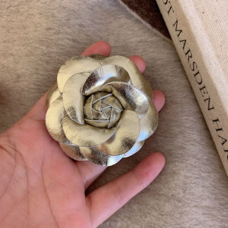 Καρφίτσα με άνθος καμέλια – Υλικό: Ύφασμα, Ηλεκτροπλατίωση, Αγροτικό στυλ