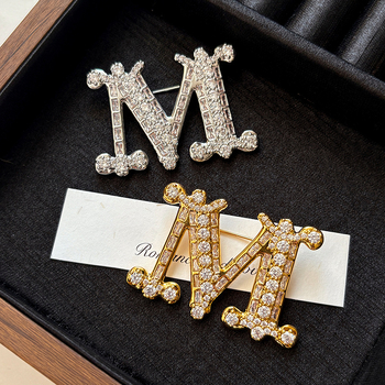 Bakrena broš s cirkonovim uložkom — francuski retro stil, dizajn s slovima, ukrasna funkcija