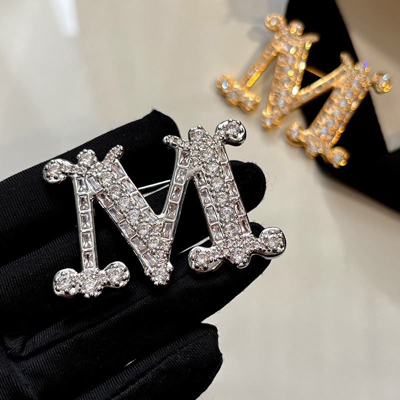 Bakrena broš s cirkonovim uložkom — francuski retro stil, dizajn s slovima, ukrasna funkcija