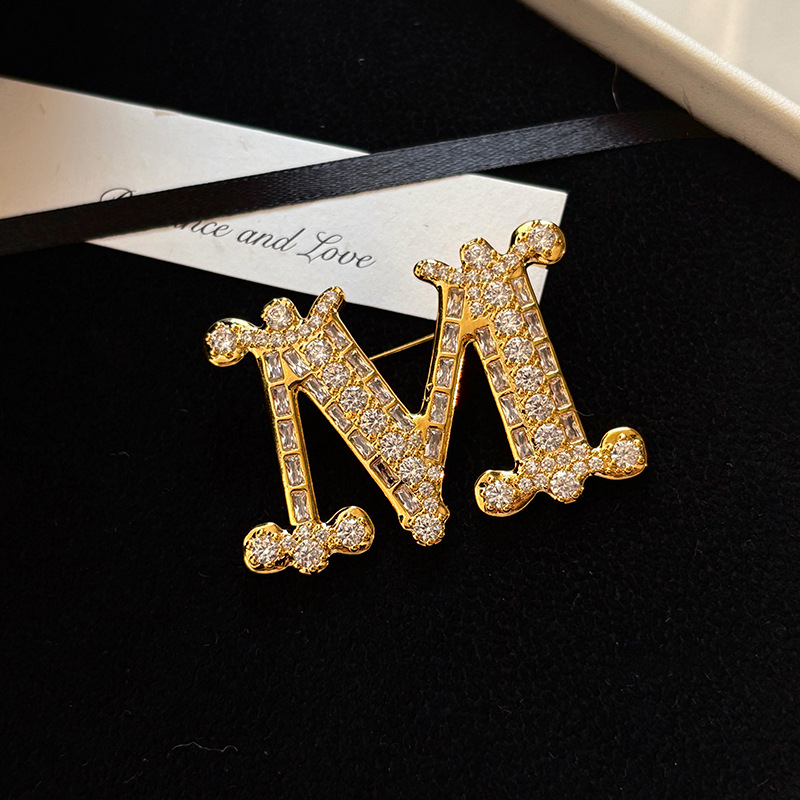 Bakrena broš s cirkonovim uložkom — francuski retro stil, dizajn s slovima, ukrasna funkcija