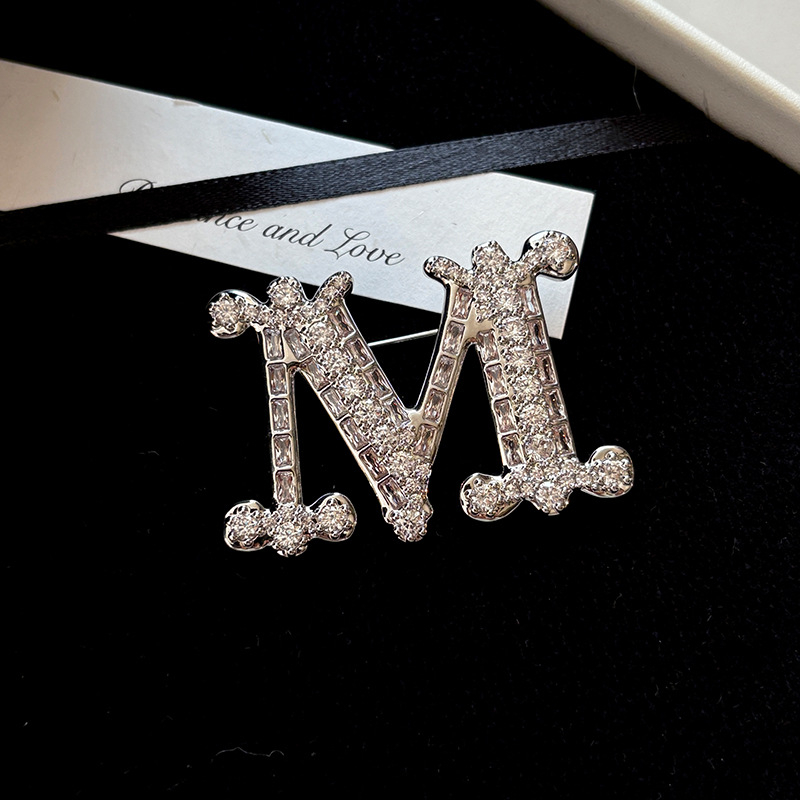 Bakrena broš s cirkonovim uložkom — francuski retro stil, dizajn s slovima, ukrasna funkcija